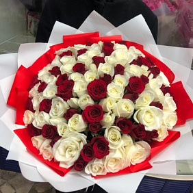 Букет цветов "Мадам Ред Вайт"