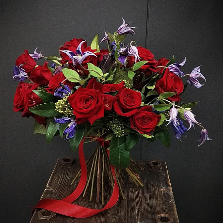 Букет из красных роз и клематиса - Фото 6