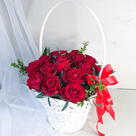 Корзина с красными розами и лентой - Фото 3