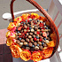 Корзина с цветами и клубникой в шоколаде - Фото 2