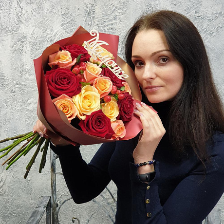 Авторский букетик из разноцветных роз и гиперикума Лучшей Мамочке - Фото 2