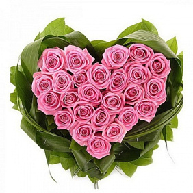 Букет Сердце из 25 роз с зеленью