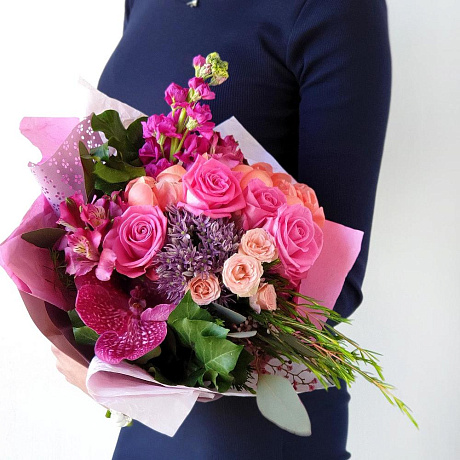 Яркий букет из роз и маттиолы - Фото 6
