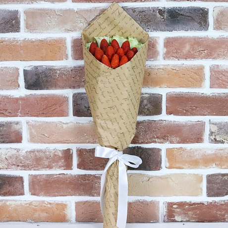 Букет комплимент. Белая Роза. Клубника. N907 - Фото 2