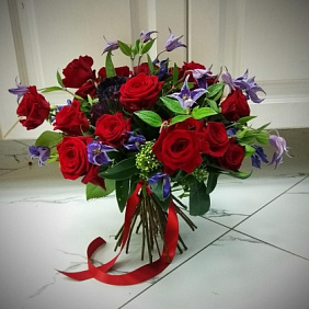 Букет из красных роз и клематиса
