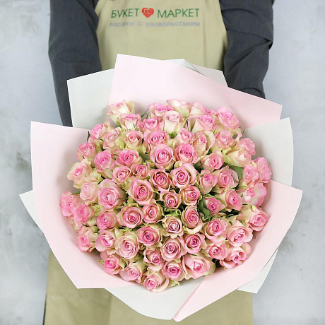 Букет из 65 кенийских роз в упаковке - Фото 3