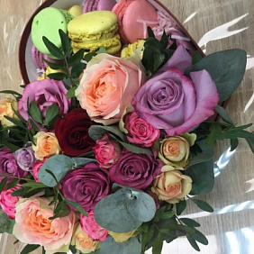 Коробка с пироженными  макарон