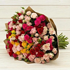 Букет из разноцветных кустовых роз