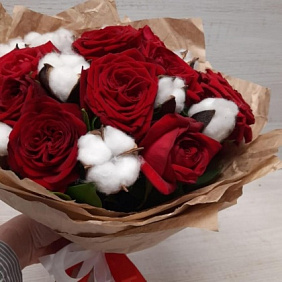 Букет из роз с хлопком