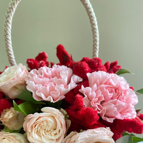 Букет цветов Красный сундучок - Фото 4