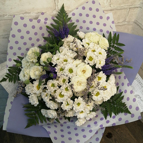 Букет из кустовых роз, ромашек и вероники - Фото 2