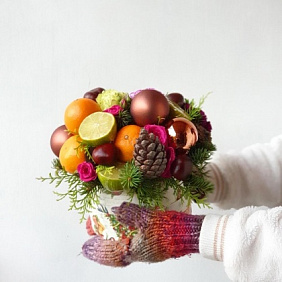 Вкусная Новогодняя композиция с цветами и фруктами