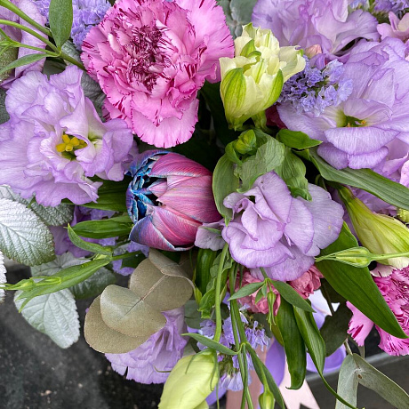 Сборная коробка с гортензией и лизиантусом - Фото 6