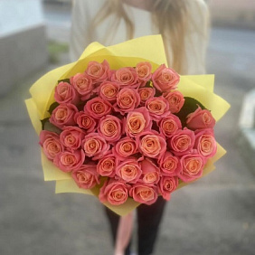 35 персиковых роз