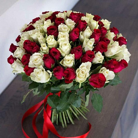 101 роза красно-белая 40 см (Россия)