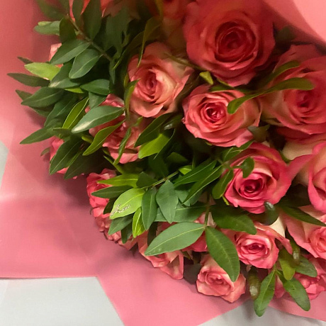 Букет из 19 роз Джумилия с зеленью - Фото 4