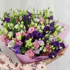 Букет из 35 лизиантусов "Яркий микс" в стильной упаковке