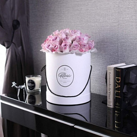 Розы Purple в шляпной коробке Grand White