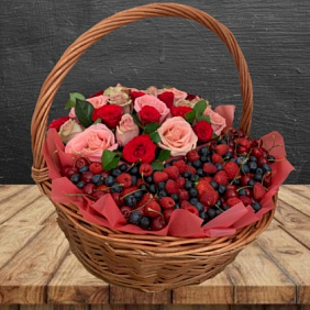 Эко подарочный набор из ягод и цветов