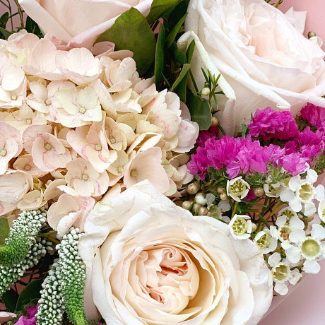 Нежный букет с кружевной гортензией и ароматными пионовидными розами White O Hara - Фото 4