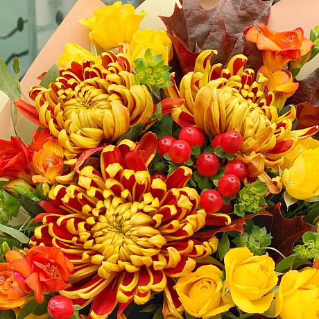 Осенний букет с огненными хризантемами и сочными ягодами гиперикума - Фото 4