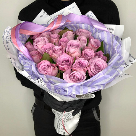Фиолетовые розы в дизайнерской упаковке из 25 роз - Фото 3