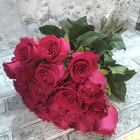 Букет 19 малиновых роз 50 см - Фото 3