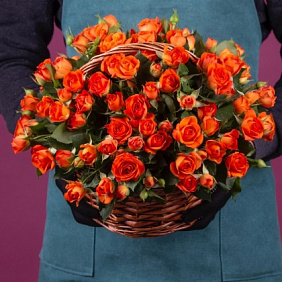 Корзина с оранжевыми кустовыми розами