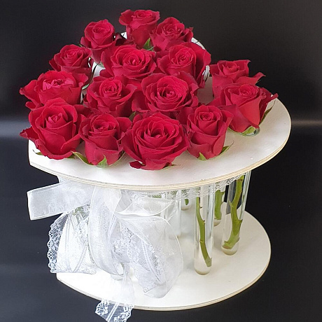 Красные розы в подставке в форме сердца с колбами - Фото 1