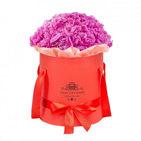 15 ярко-розовых пионов в красной шляпной коробке №791