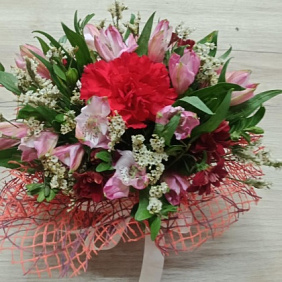 Цветы в джутовом полотне