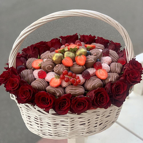 Корзина с клубникой в шоколаде и розами - Фото 1