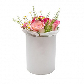 Цветочная композиция-3 в маленькой белой шляпной коробке