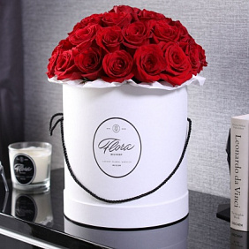 Розы Freedom в шляпной коробке Grand White