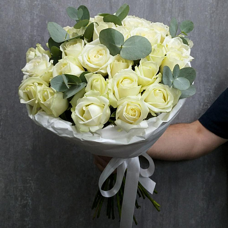 Букет из белых роз с эвкалиптом №160 - Фото 1
