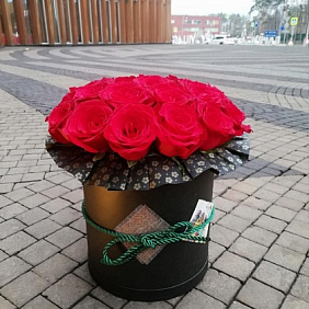 розы красные в черной коробке