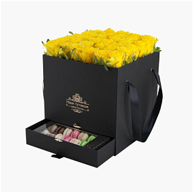 35 желтых роз в большой черной коробке шкатулке с макарунсами №466
