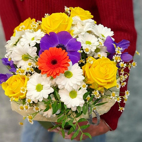 Яркий букет с розой, анемоном и хризантемой в коробке