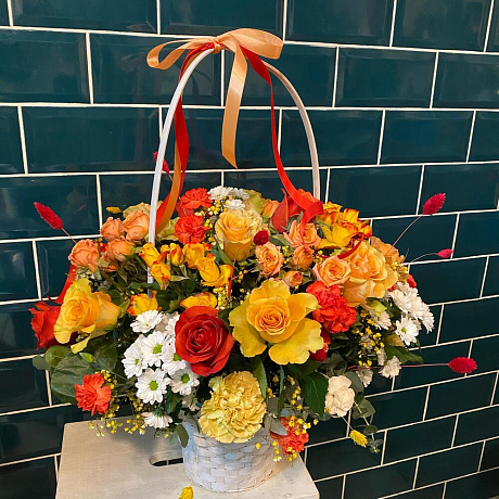 Яркая Корзинка с хризантемами - Фото 1