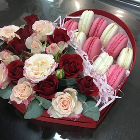 Композиция цветов и печенье