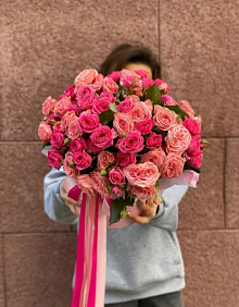 Кустовые розы в белой шляпной коробке №29