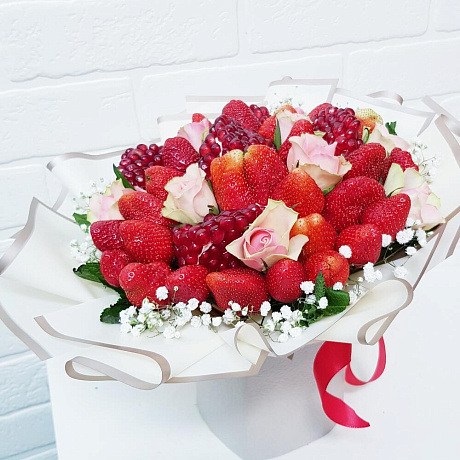 Букет цветов Клубника, гранат, цветы - Фото 1