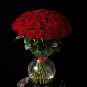 51 красная роза с вазой