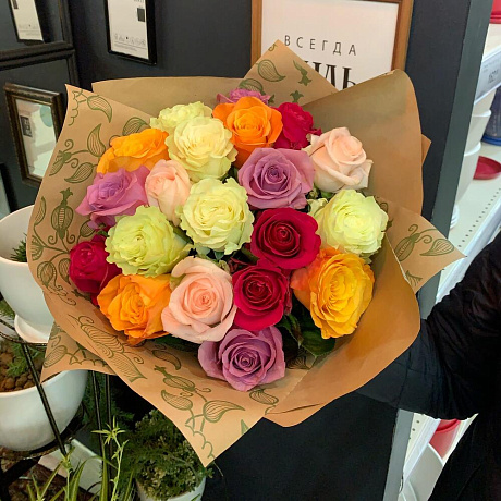 Букет из роз микс в крафте - Фото 1