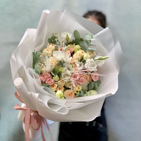 Обьемный букет с розами и ароматными эвкалиптом - Фото 1