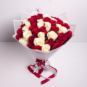 51 красная и белая роза (Микс)