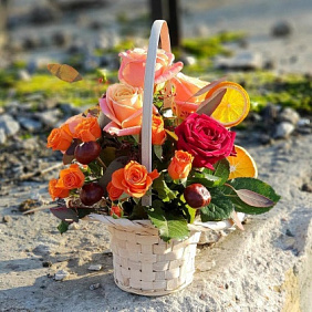 Яркая корзиночка из роз, плодов каштана и лимонных долек №160