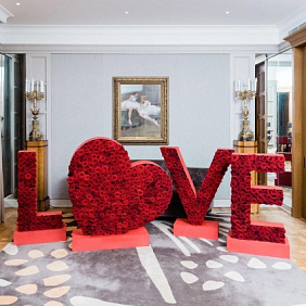 Композиция из алых роз