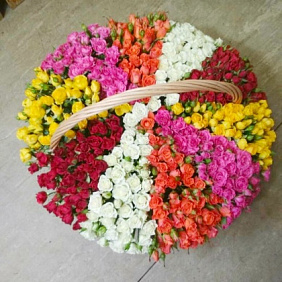 151 кустовая роза в корзине