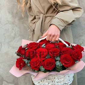 Корзина из красных роз с эвкалиптом